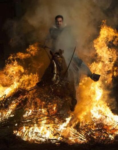 Un jinete purifica sus caballo en las ‘Luminarias’ de San Bartolomé de Pinares.