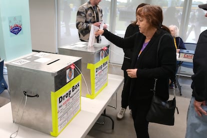 Arlene Bell deposita su boleta en un buzn en el Centro Comunitario Silverado Ranch durante el primer da de votacin anticipada en Las Vegas. El 19 de octubre de 2024.