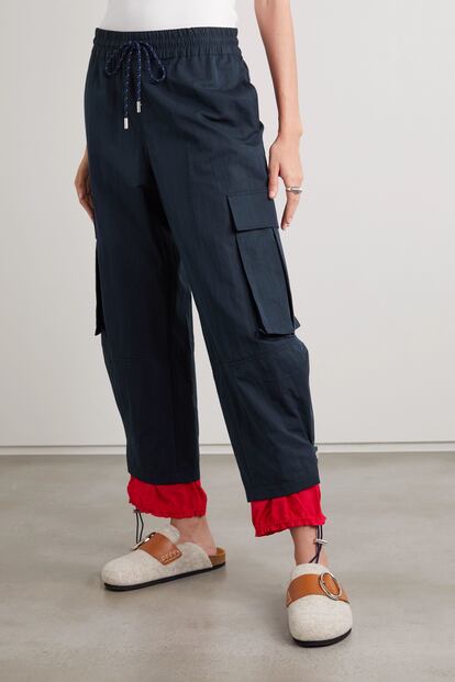 Estos pantalones de JW Anderson se inspiran en los deportes de exteriores, están confeccionados en tejido resistente al agua y llenos de detalles originales de estética de escalada.