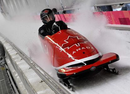 El piloto canadiense Justin Kripps, finaliza su entrenamiento de bobsleigh por parejas en el Olympic Sliding Centre, durante los Juegos Olímpicos de Invierno en Pyeongchang (Corea del Sur), el 16 de febrero de 2018.