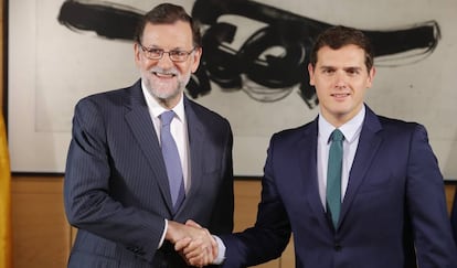 Mariano Rajoy (left) and Albert Rivera clinching their deal.