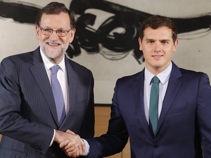 Mariano Rajoy (left) and Albert Rivera clinching their deal.