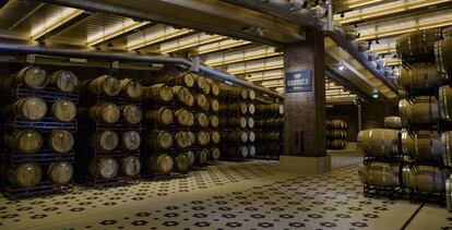 Bodega de barricas de Mahou en la fábrica de Alovera (Guadalajara).