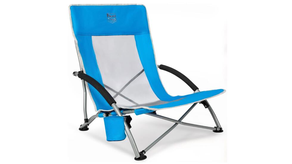 Vista frontal de la silla de playa ultraligera superventas en Amazon.