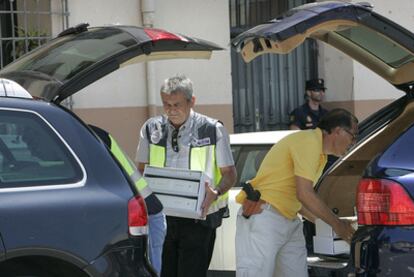Agentes policiales, ayer, durante la incautación de documentos en el Ayuntamiento de Orihuela.