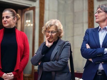 La alcaldesa de Madrid, Manuela Carmena, en el centro, junto Esther G&oacute;mez, a la izquierda, y Marta Higueras,