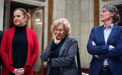 La alcaldesa de Madrid, Manuela Carmena, en el centro, junto Esther Gómez, a la izquierda, y Marta Higueras,