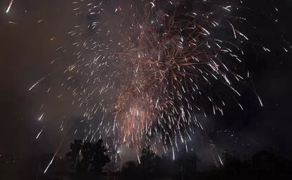 Imagen del disparo de un castillo de fuegos artificiales en Valencia.