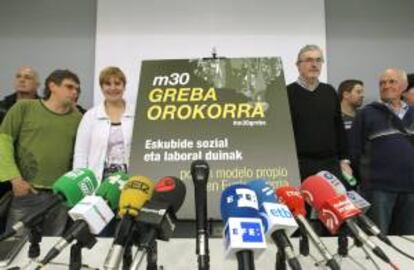 Los secretarios generales de ELA, Adolfo Muñoz (3d), y de LAB, Ainhoa Etxaide (3i), en la rueda de prensa en la que han anunciado hoy una huelga general para el próximo día 30 de mayo en el País Vasco para reivindicar un cambio radical de las prioridades de las políticas públicas e impulsar un nuevo modelo económico, bajo el lema "Eskubide sozial eta laboral duniak. Por un modelo propio en Euskal Herria". Convocan también este paro otros sindicatos más pequeños o sectoriales como Esk, Stee-Eilas (enseñanza), Enhe (agricultura), Hiru (transporte) y CNT, así como diversos organismos sociales.