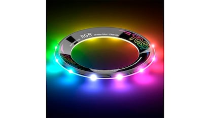 Aro volador sobre fondo blanco.