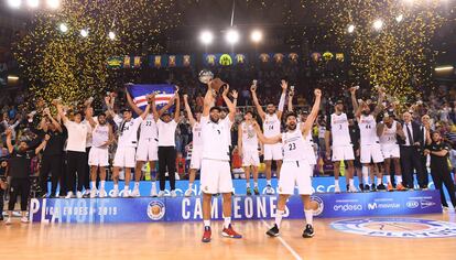 Los jugadores del Real Madrid celebran su título de campeones de la Liga Endesa.