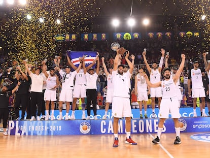 Los jugadores del Real Madrid celebran su título de campeones de la Liga Endesa.