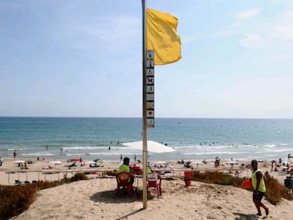 La playa Larga de Salou, ayer con bandera amarilla. 
