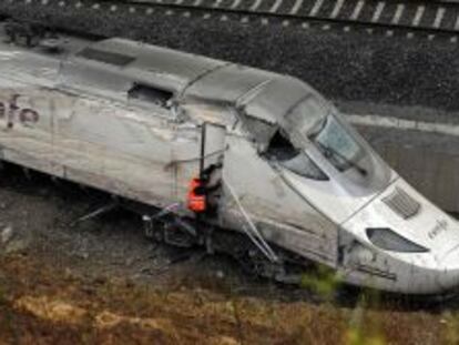 Inspectores revisan el tren siniestrado