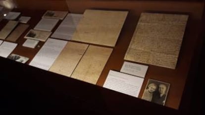 Algunos documentos y fotografías de los hermanos Machado, expuestos desde este jueves en la sede del Instituto Cervantes, en Madrid.