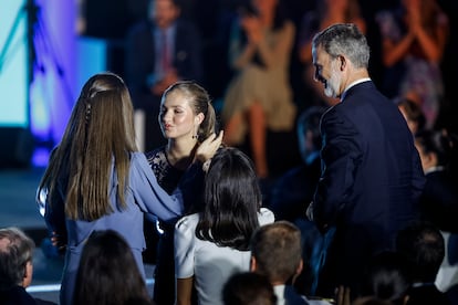 In the picture, Princess Leonor greets her sister after her speech. 