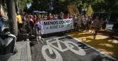 Concentraci&oacute;n de vecinos en la calle Galileo para pedir que se mantengan la peatonalizaci&oacute;n. 