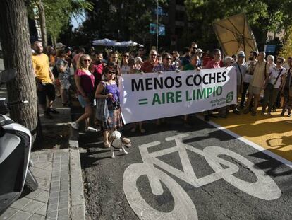 Concentraci&oacute;n de vecinos en la calle Galileo para pedir que se mantengan la peatonalizaci&oacute;n. 