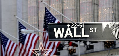 Banderas de EE UU ante el edificio de la Bolsa de Nueva York (NYSE).