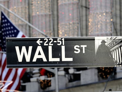 Banderas de EE UU ante el edificio de la Bolsa de Nueva York (NYSE).