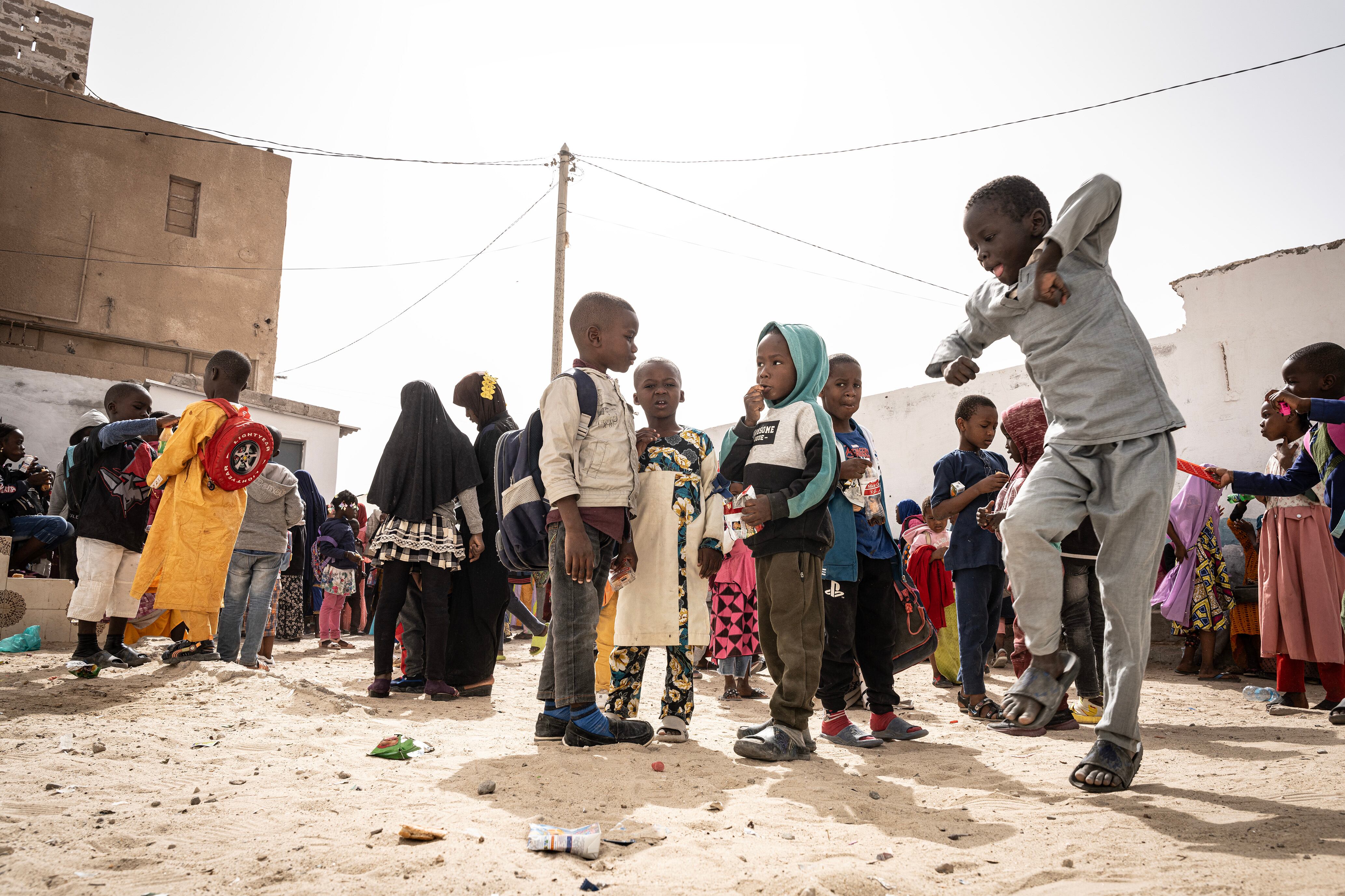 Los niños de la escuela para emigrantes de Nuadibú, en el norte de  Mauritania, juegan en el patio durante el recreo.
