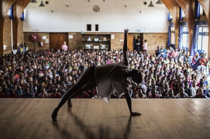 Una bailarina del Ballet de Johannesburgo (Sudáfrica) durante una exhibición de baile en una escuela para sensibilizar a los niños sobre esta disciplina y conseguir incorporaciones al City Ballet.