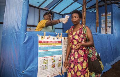 Una refugiada del Congo recibe atención por síntomas de ébola.