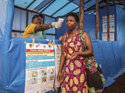 Una refugiada del Congo recibe atención por síntomas de ébola. 
 
 