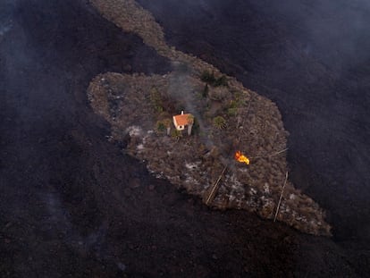 Vivienda rodeada por la lava en Las Manchas, este lunes.