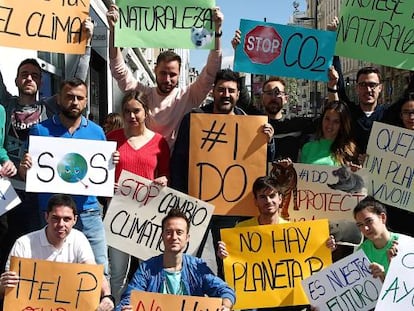 El equipo de Los40 posan en la Gran Vía de Madrid con mensajes en favor de la protección del medio ambiente.