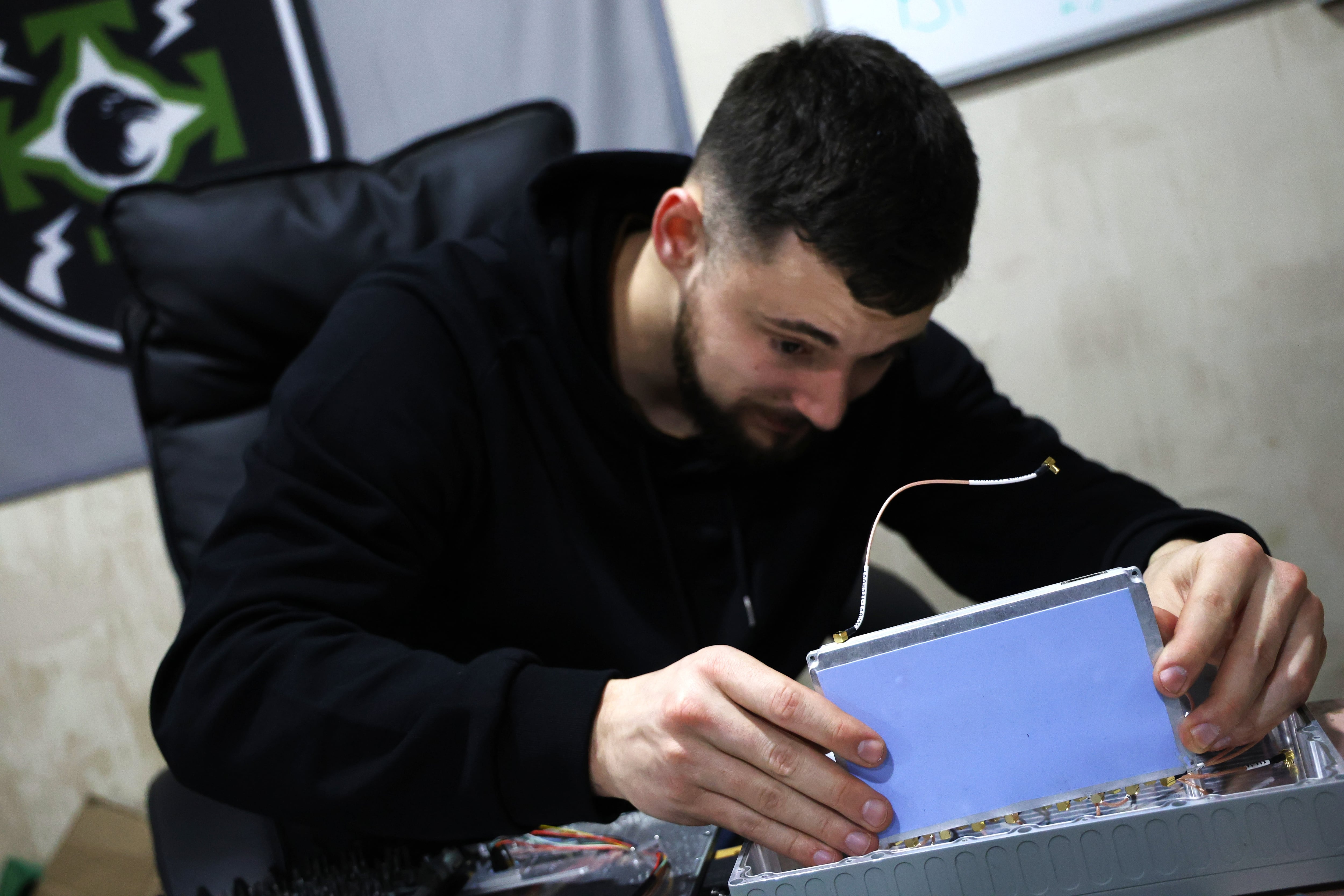 Vladislav, un psicólogo convertido en militar, desmonta el sistema de navegación de un dron tipo Shashed para conocer más sobre estos aparatos.