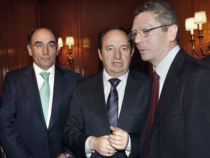 De izquierda a derecha, el presidente de Iberdrola, Ignacio Sánchez Galán; el presidente de La Rioja, Pedro Sanz y el alcalde de Madrid, Alberto Ruiz-Gallardón, durante una conferencia en enero del año pasado.