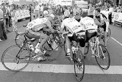 Un grupo de ciclistas se concentraba ayer antes de tomar la salida en la Clásica donostiarra.