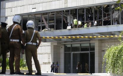 Agentes policiais em frente ao Hotel Shangri-a em Colombo depois do atentado terrorista.