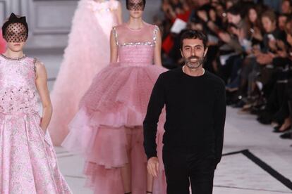 Fue en julio de 2011 cuando Giambattista Valli presentó su primera colección de alta costura en París. A diferencia de lo que ocurría hace unos años, su salto desde del 'prêt-à-porter' estuvo motivado por una efectiva demanda de su mercado: mujeres ricas y famosas que querían de su costurero de cabecera un producto más exclusivo.