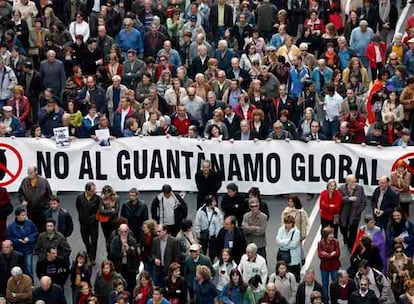 En Barcelona, más de 10.000 personas se han manifestado por el centro de la ciudad para pedir el fin de la guerra en Irak y reclamar que George W. Bush, Tony Blair y José María Aznar sean juzgados por esta "barbarie" ante el Tribunal Penal Internacional.