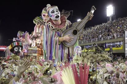 Integrantes de la escuela de samba Mangueira durante los desfiles en el sambódromo en Río de Janeiro (Brasil), el 12 de febrero de 2018. 