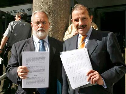 Miguel Arias Cañete (izquierda) y Vicente Martínez Pujalte presentan la denuncia contra Sebastián y Carlos Arenillas, vicepresidente de la CNMV.