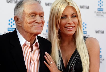 Hugh Hefner y su esposa Crystal Harris, en California en 2011.