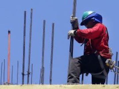 Un obrero trabaja con varillas de acero en un edificio en construcci&oacute;n. EFE/Archivo