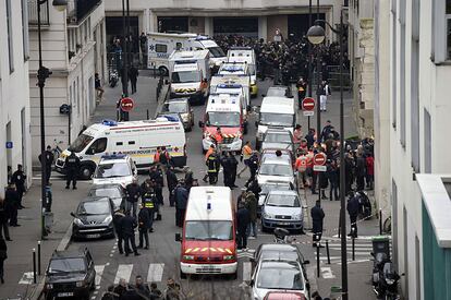 Vista de la zona acordonada donde se ha producido en atentado terrorista en París (Francia).