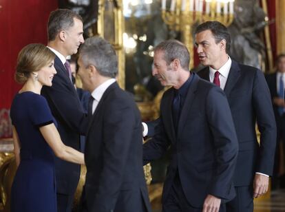 Recepción en el Palación Real tras el desfile: Los Reyes Fel¡pe y Letizia saludan al secretario general del PSOE, Pedro Sánchez.