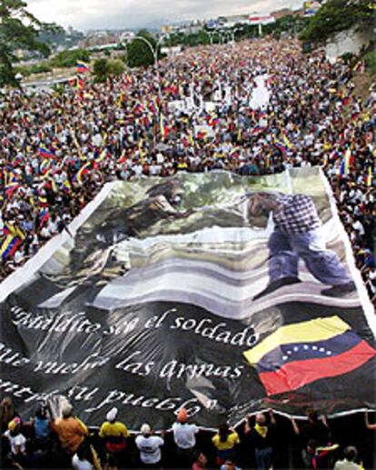 Los manifestantes, bajo el lema <i>Maldido el soldado que vuelve sus armas contra su pueblo</i>, en Caracas.