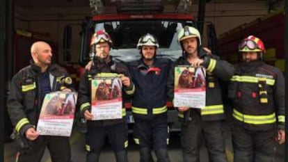 Fotograf&iacute;a en la que cinco bomberos de Legan&eacute;s muestran su apoyo a la marcha antitaurina.