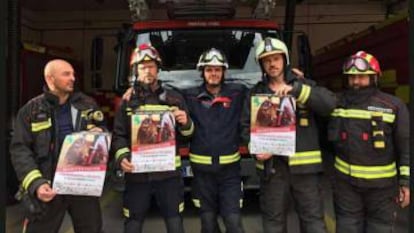 Fotografía en la que cinco bomberos de Leganés muestran su apoyo a la marcha antitaurina.