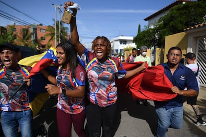 La madre de Yulimar Rojas, Yulecsi Rodriguez celebra la victoria de su hija en Barcelona, Anzoátegui, este domingo.