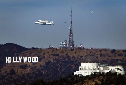 El Endeavour vuela sobre las letras de Hollywood y el Observatorio Griffith antes de aterrizar en el aeropuerto de Los Ángeles.