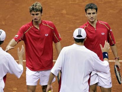 Juan Carlos Ferrero y Tommy Robredo, deportivos, felicitan con cara de circunstancias a sus vencedores.