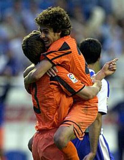 El argentino Aimar abraza a Fabio Aurelio, autor del segundo gol.