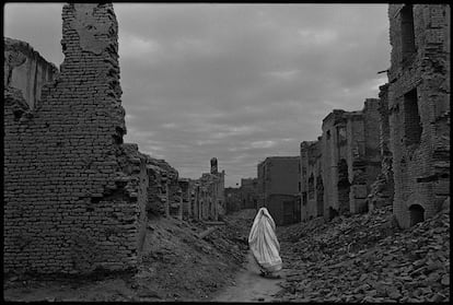 Entre los escombros de una Kabul destruida tras la guerra civil de Afganistán, en 1996. 